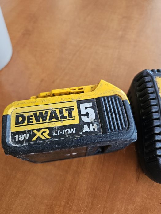 Set dewalt 18v baterie si incarcator