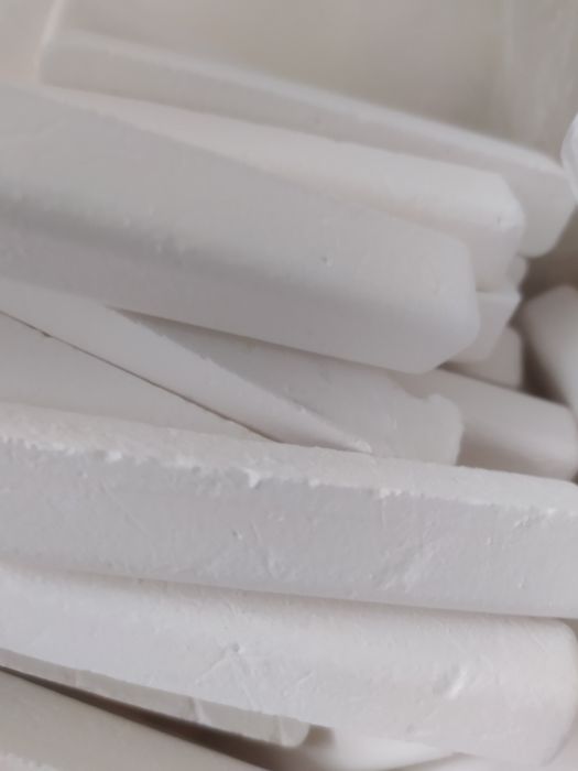 Мел белый. Килограмм тысяча тенге.