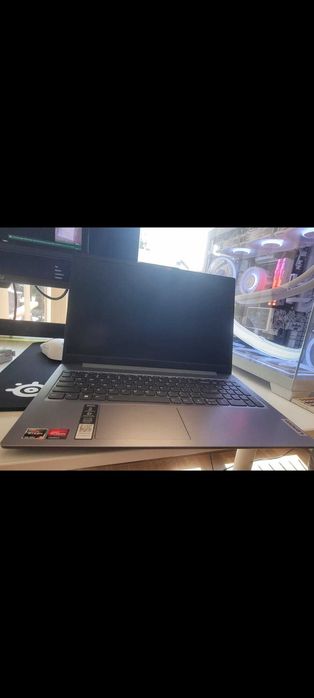 Lenovo IdeaPad Slim 3 - 15' (Ryzen 5 7520U) 8GB/256GB SSD – Всичко работи, нов Windows, счупен екран