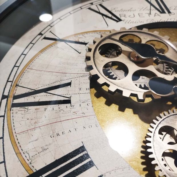 Уникална масичка-часовник