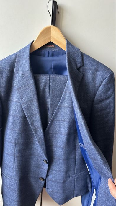 Костюм-тройка темно-синий 48