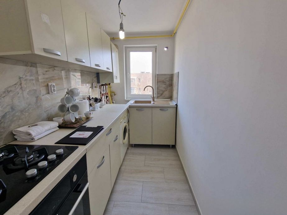 Vând apartament 3 camere – Mioriței, decomandat