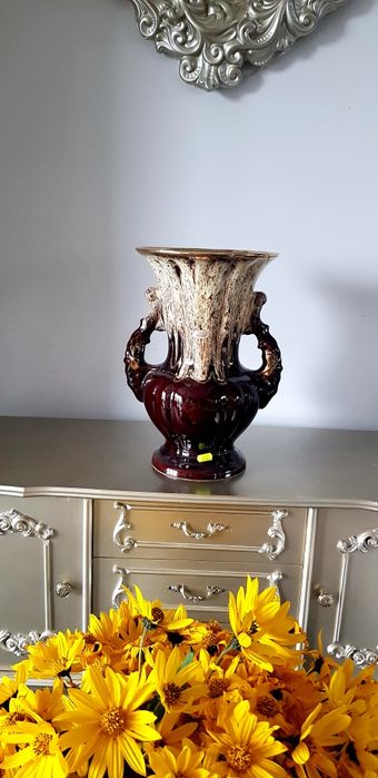 Vas vechi din ceramică