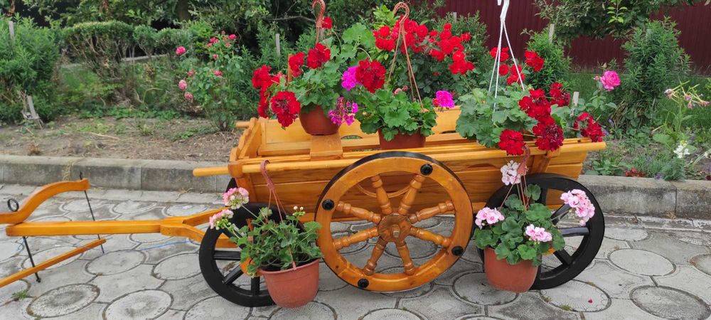 Car din lemn demontabil făcut manual