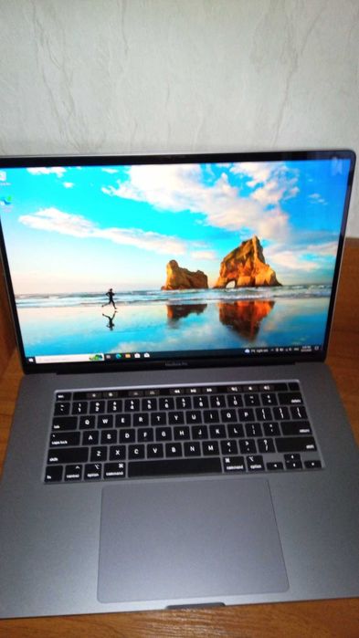 MacBook Pro 16; с 2 Операционни системи - MacOS Sohoe 26.3 и Windows