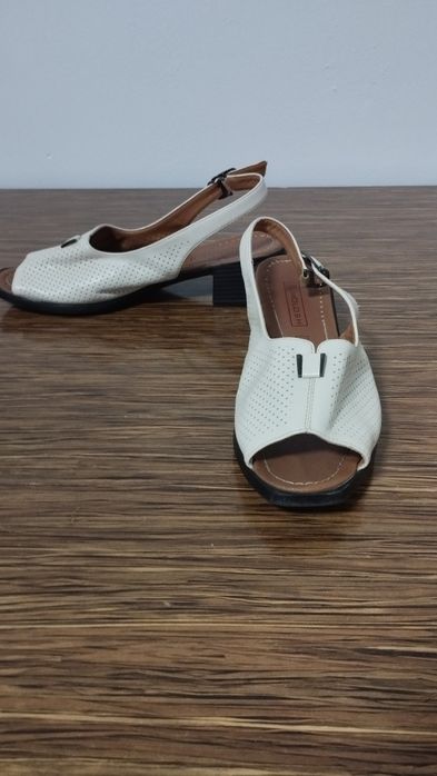 Продаю женскую обувь.