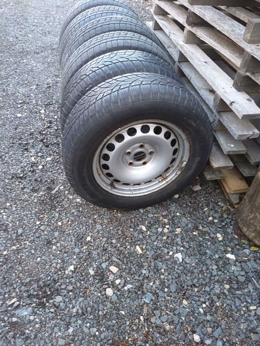 Vând roți cu anvelope iarnă