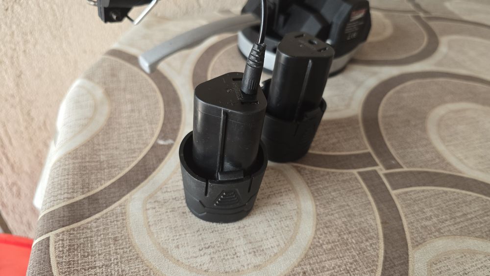 Masina cu ventuza, pentru nivelarea prin vibratii a placilor ceramice V07, cu 2 acumulatori LI-ION