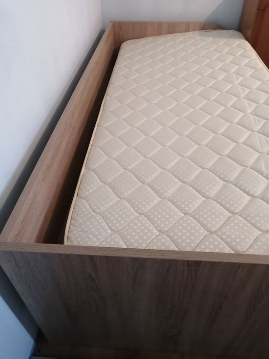 Pat și saltea noi, nefolosite