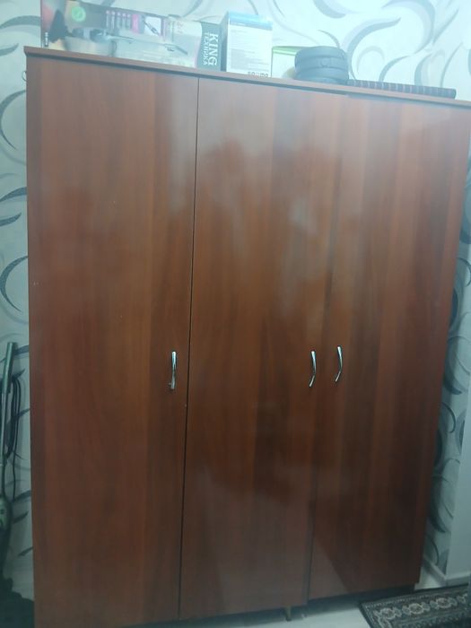 Шкаф коричневый  .