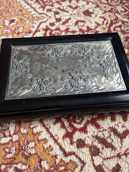 Cutie muzicala din lemn lacuit