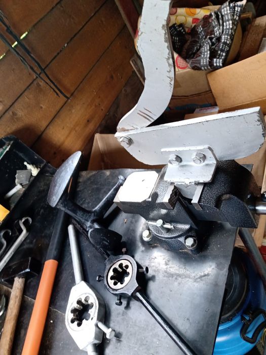 Vând banc de lucru,menghina,ghilotina,nicovala,chei,filiere apa, gaz