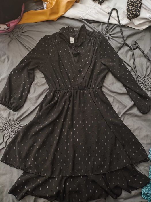 Две рокли едната с блестящи елементи, другата е мини