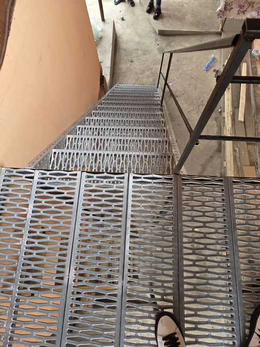 Confectionam scarii metalice zincate exterioare și pentru incendii , platforme, podete si balustrazi profesionale la cererea clientului . Asiguram tra