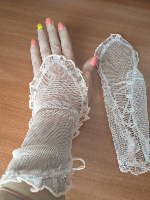 Rochie de mireasa,voal,mănuși.