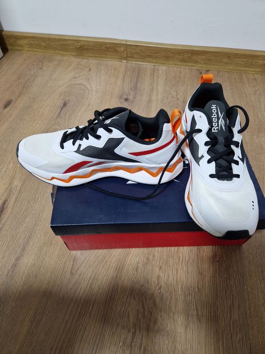 Vand adidasi Reebok Noi