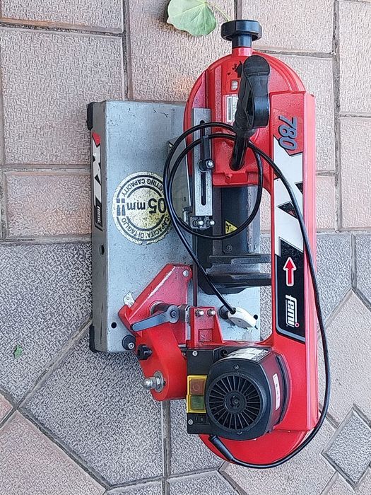 Mașina cu banda ptr. debitat fier FEMI XL 780 că și noua