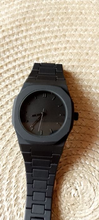 Кварцевые наручные часы.