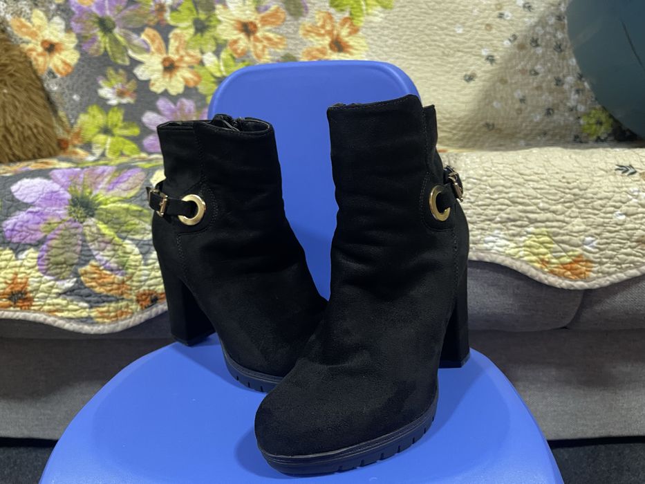 Botine negre din catifea