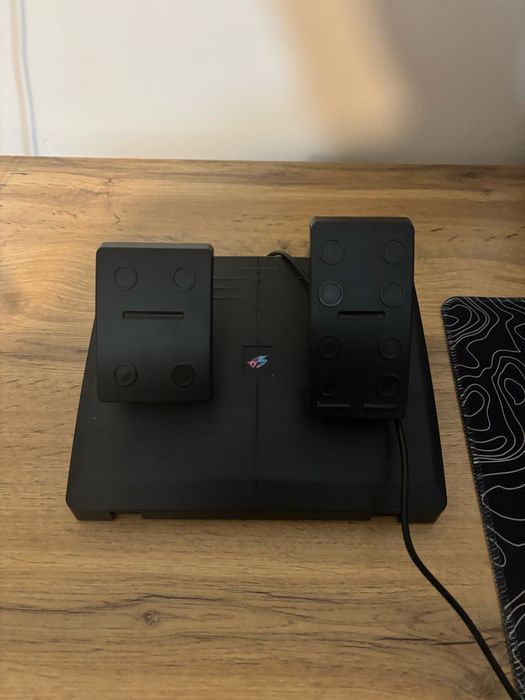 Игровой руль с педалями