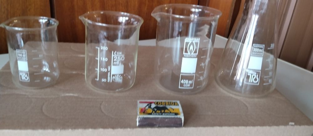 4 различни по грамаж стъклени колбички 150,250,300,400 милилитраl