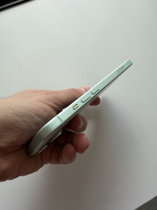 iPhone 15 green / 128GB / Много запазен, отключен към всички оператори