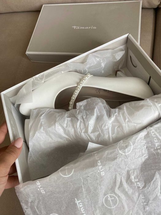 Бели сватбени обувки