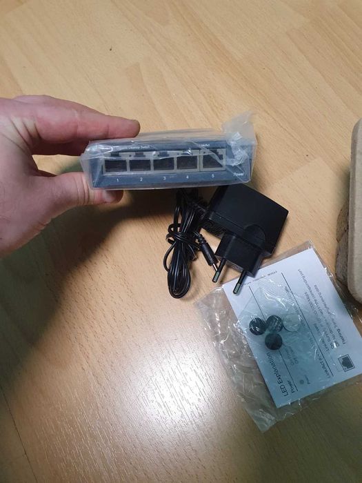 Switch Desktop Metal cu 5 Porturi 10/100/1000Mbps 1 GB