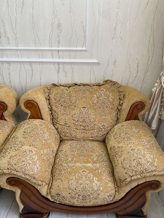 Продается Диван с двумя креслами
