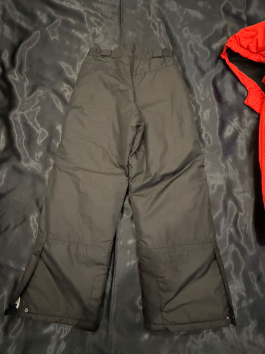 Costum ski ( jacheta, pantaloni, manusi).