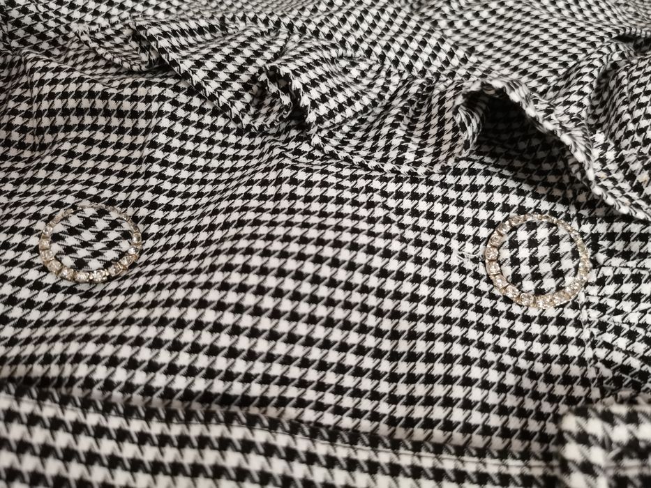 Vând rochiță Petrecuta alb cu negru