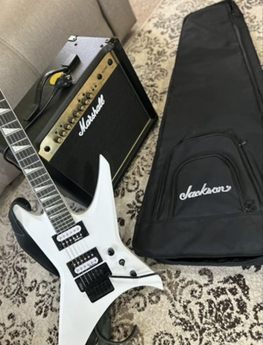 Chitara Jackson JS32 Kelly White + husă + curea + corzi noi