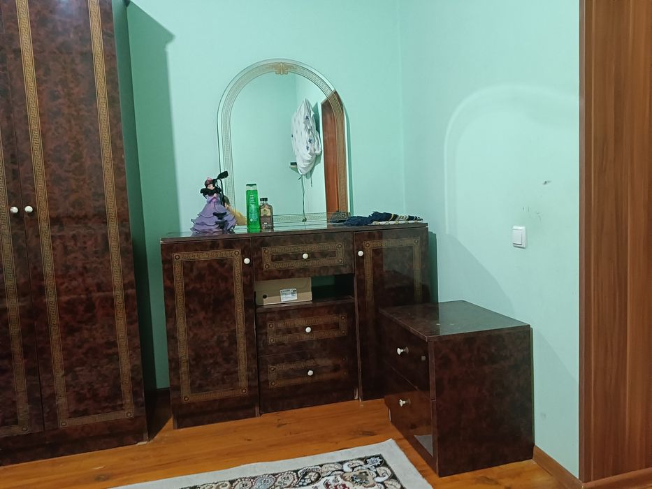 Шкаф и зерколо комод