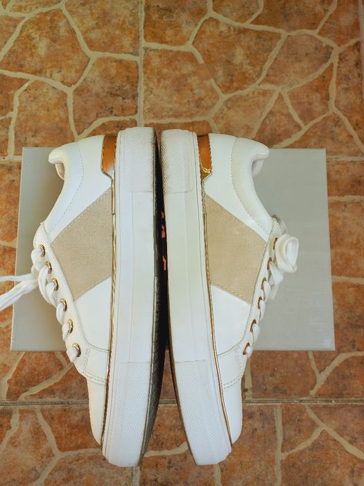 Бели дамски кецове