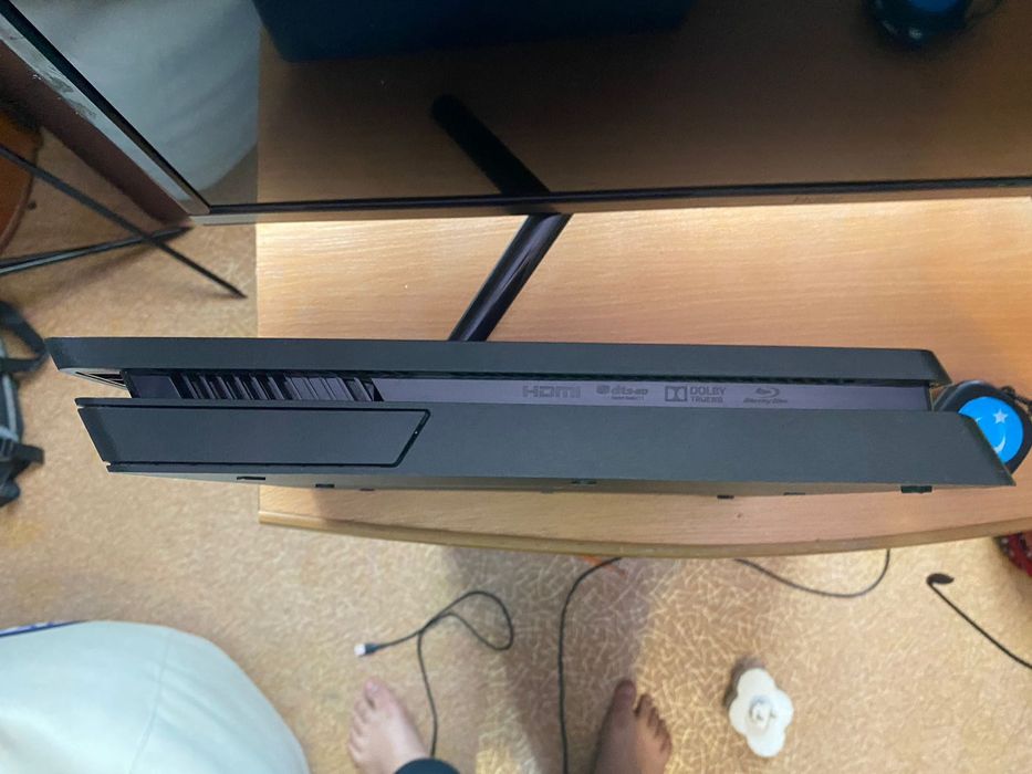 Продам Sony PlayStation 4 слим прошитую 30-35 игр