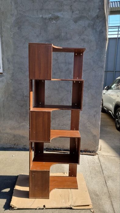 Kitob uchun ĝildirakli shkaf