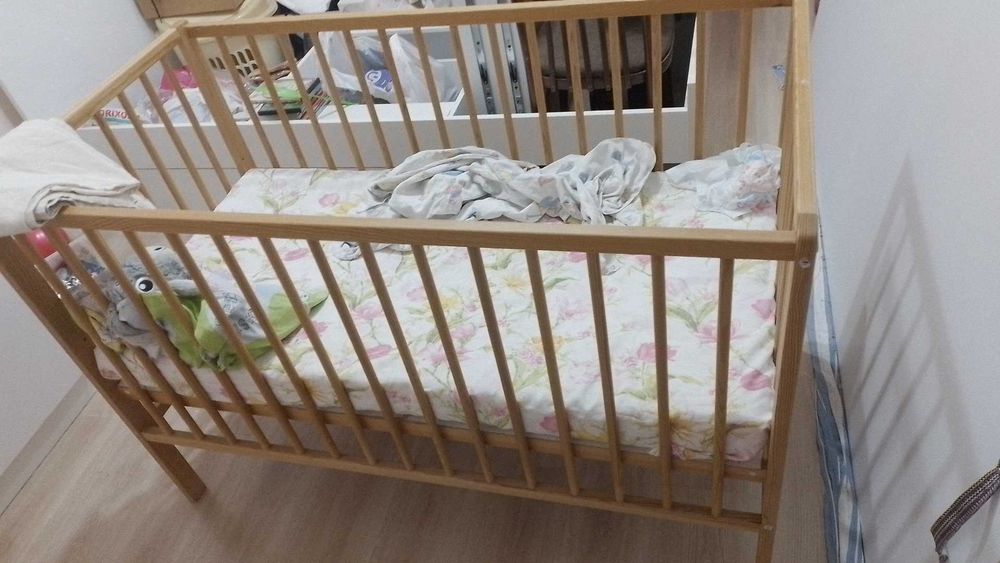 Кроватка и стульчик деревянные