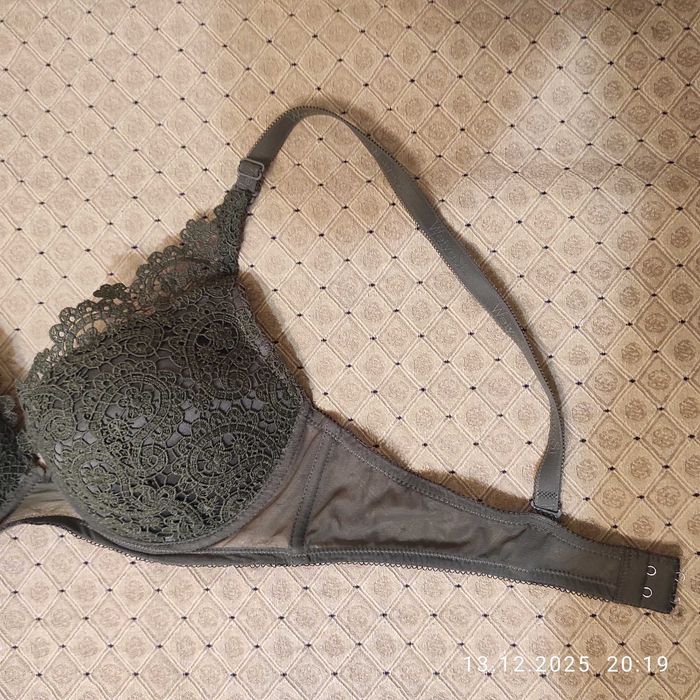 ПОДАРЯВАМ нов масленозелен сутиен р. 85/С