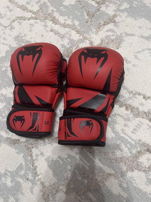 Продаю перчатки веном красныц цвет очень хоршое мягкие две липучки