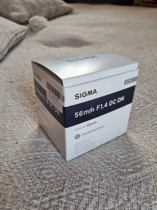 Canon EOS M100 с обективи Sigma 56mm и Canon 22mm