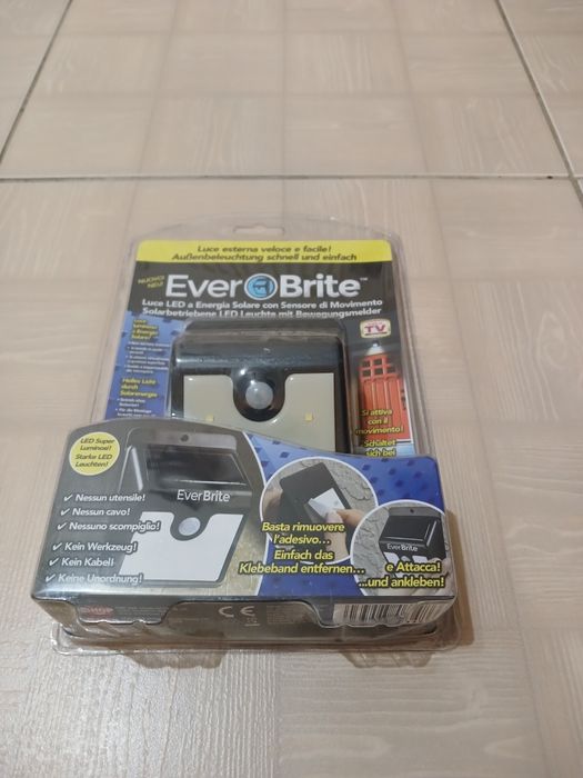 Lanternă solară pentru perete