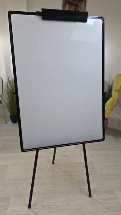 Tablă flipchart / whiteboard pe trepied – stare bună