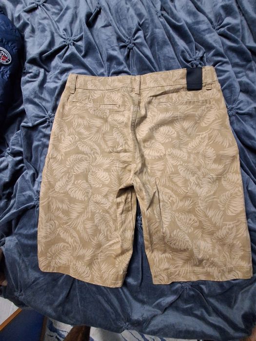 Vand pantaloni scurti Guess