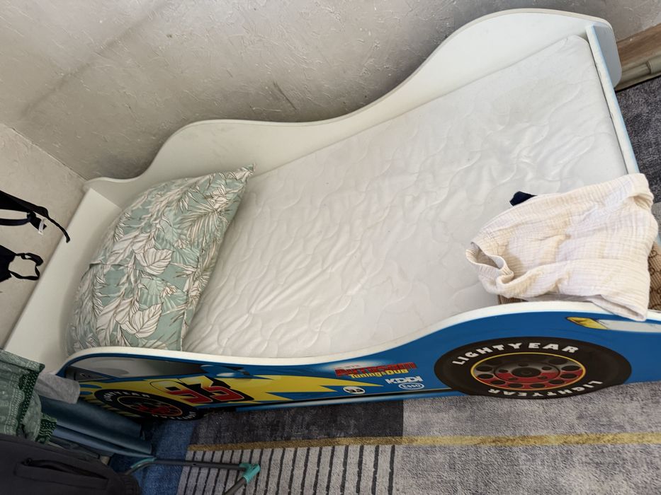 Продам детскую кровать машину маквин