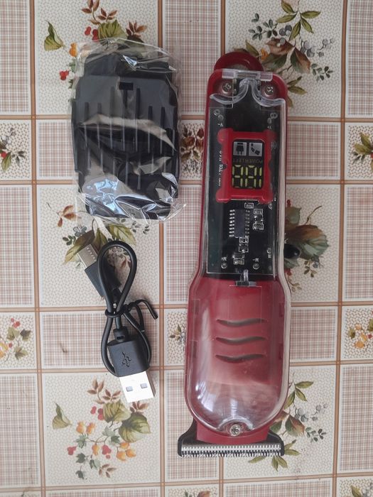 Vând un a mașină de tuns electronica cu afișaj digital culoare rosie