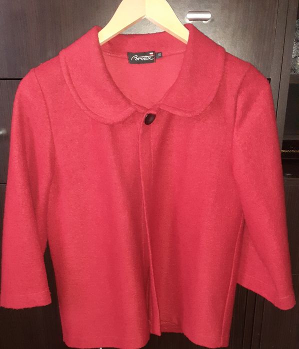 haină/ bolero roșie și albastră 1 buc 30 lei/ 2 buc.50 lei