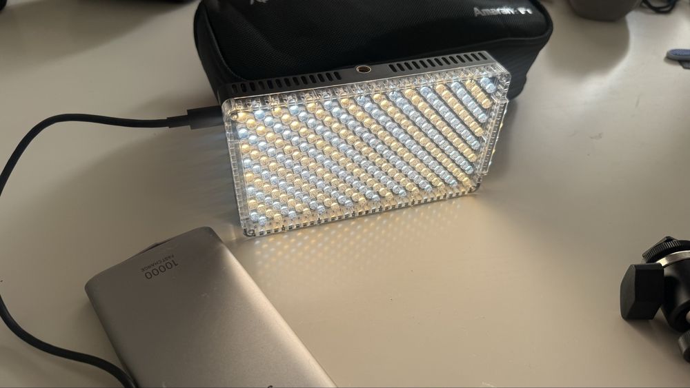 Продам накамерный свет Aputure