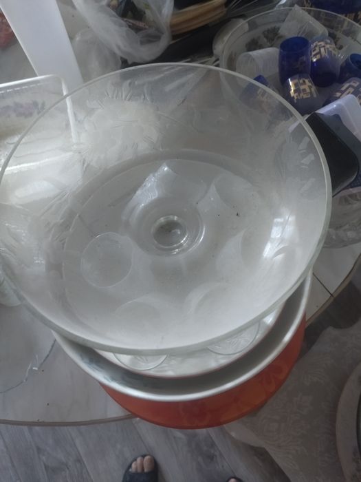 Продам отдам посуду,тумбу