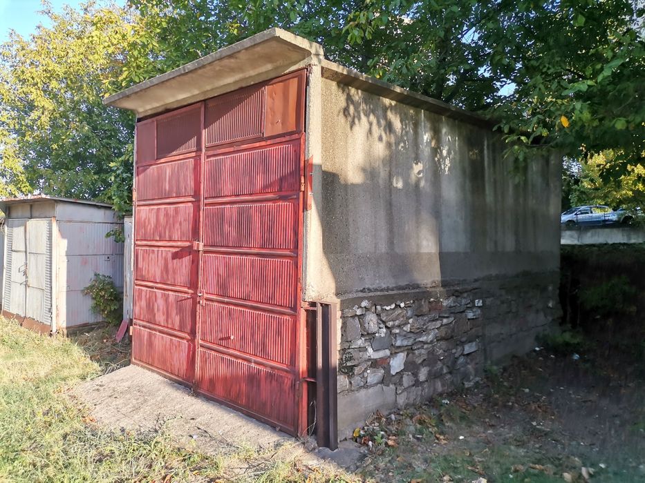 Висок панелен гараж