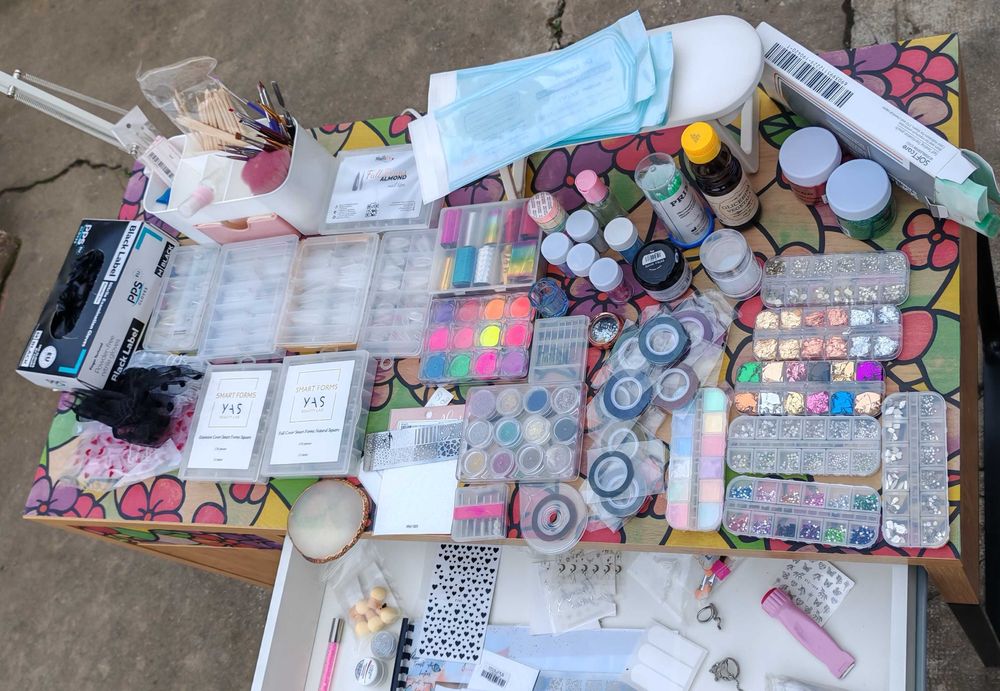 Vând produse și accesorii pentru manichiura
